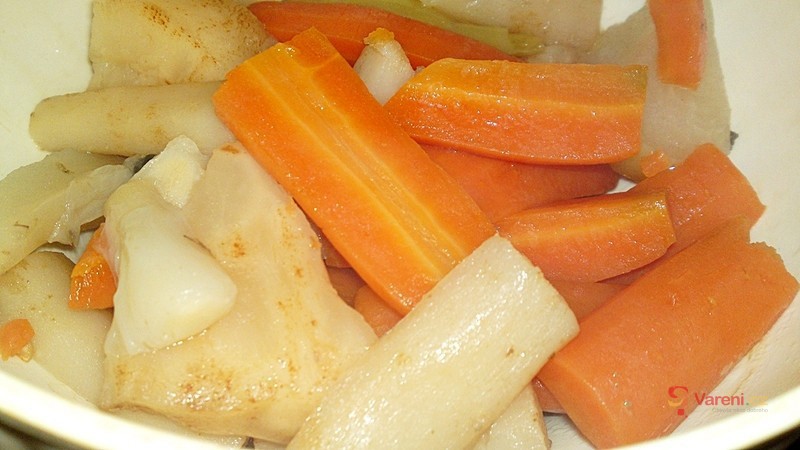 Polévka z morkových hovězích kostí s játrovými knedlíčky - fotografie 5