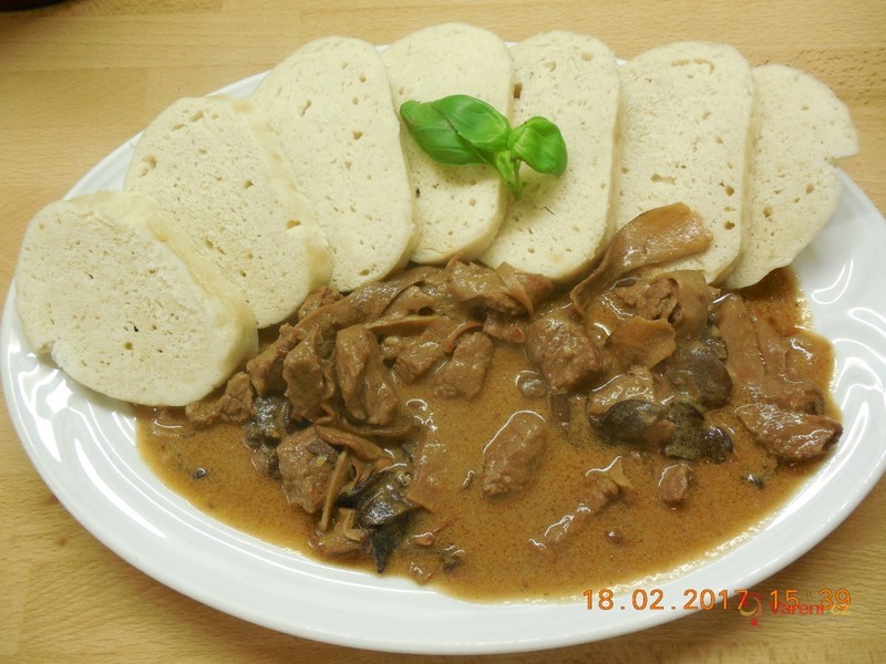 Hovězí kostky s omáčkou plnou hub - fotografie 5