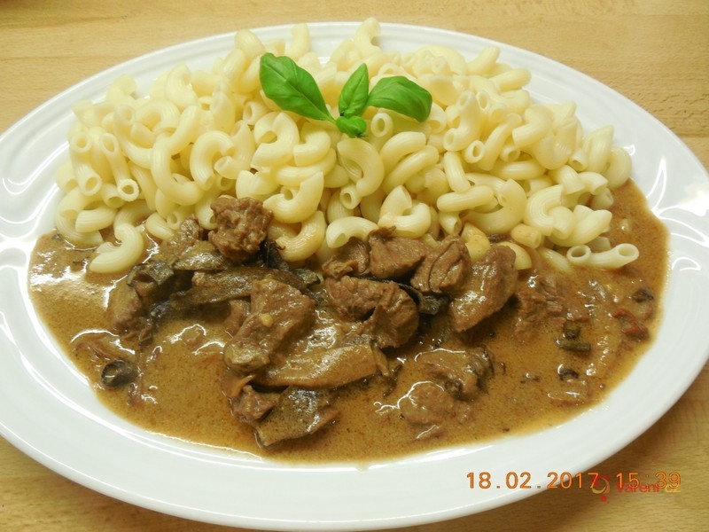 Hovězí kostky s omáčkou plnou hub - fotografie 4