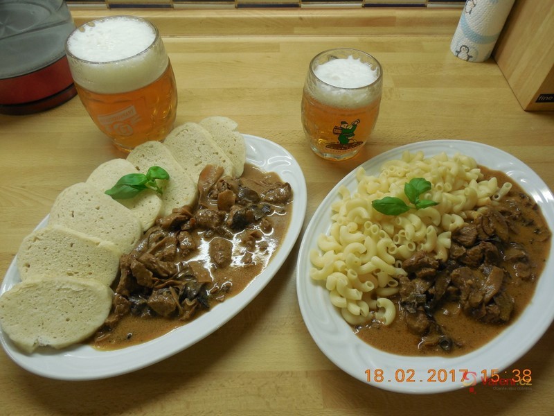 Hovězí kostky s omáčkou plnou hub - fotografie 3