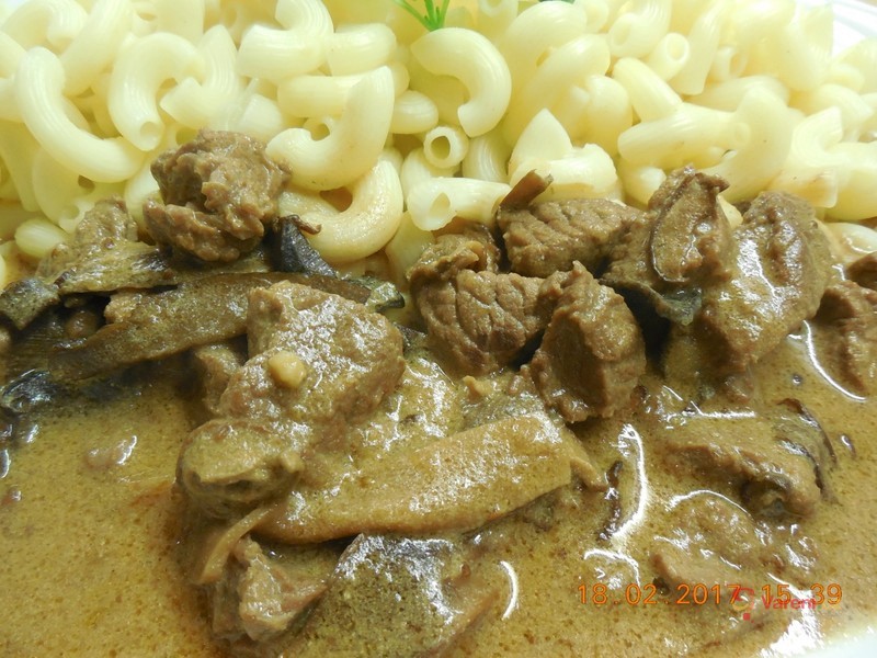 Hovězí kostky s omáčkou plnou hub - fotografie 2