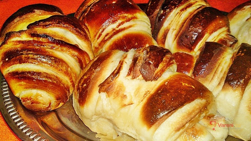Expresní snídaňové croissanty s nutellou - fotografie 3
