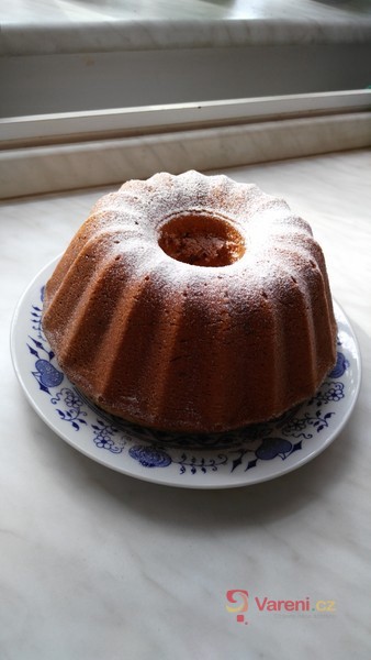 Banánová bábovka se smetanou a čokoládou - fotografie 4