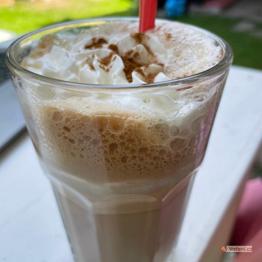 Ledová káva s vanilkovou zmrzlinou a šlehačkou