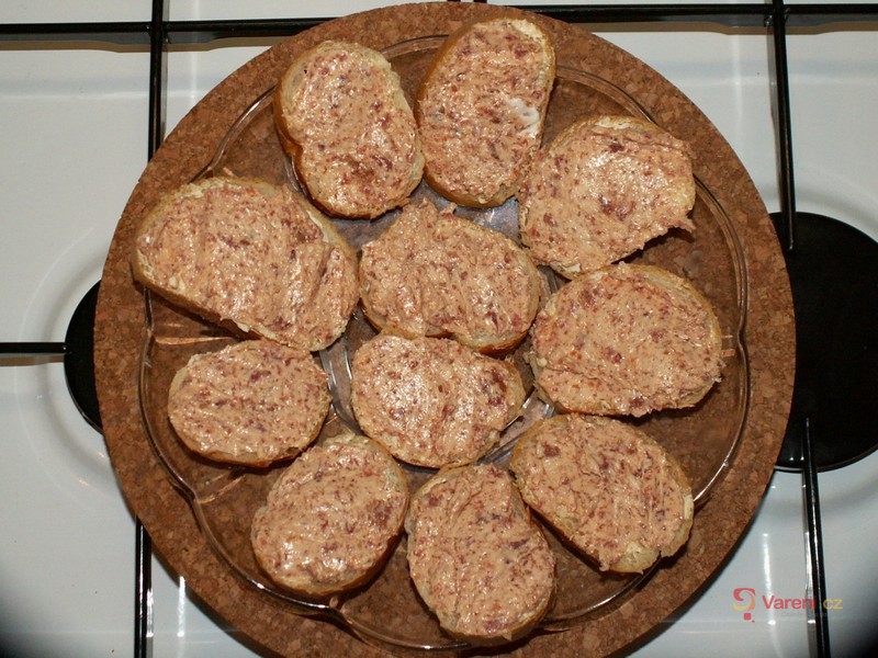 Salámová pomazánka s vejcem - fotografie 3