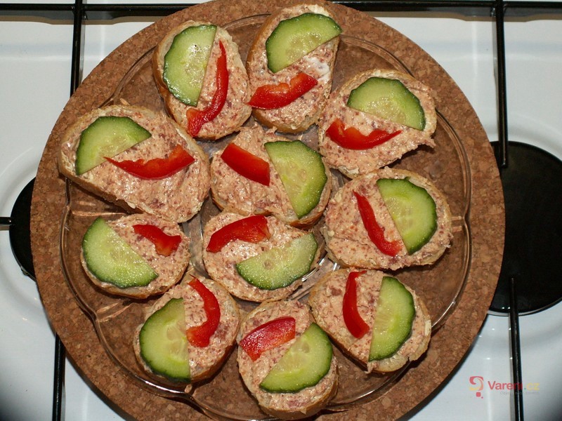 Salámová pomazánka s vejcem - fotografie 4