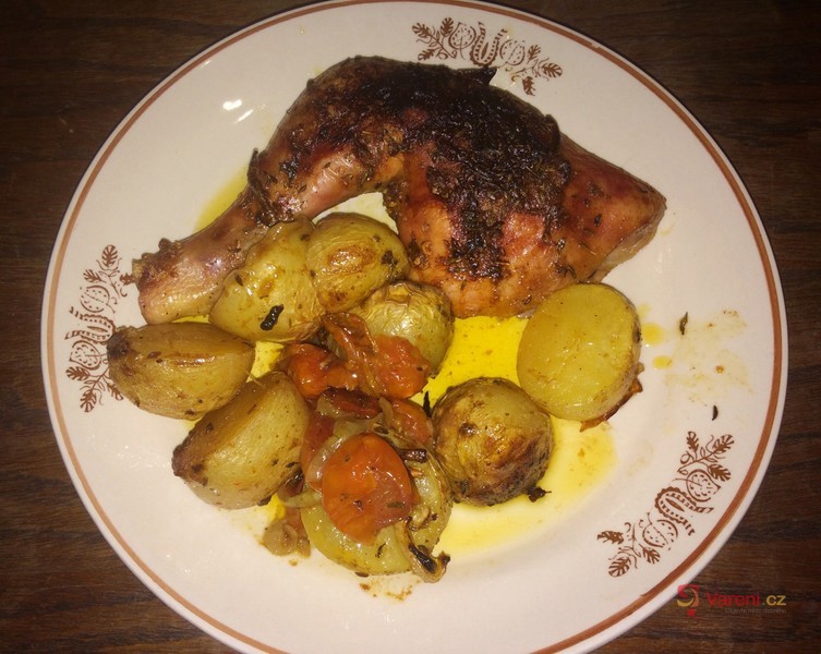 Kuřecí stehna pečená v remosce s mini brambůrkami, cherry rajčaty a česnekem - fotografie 2