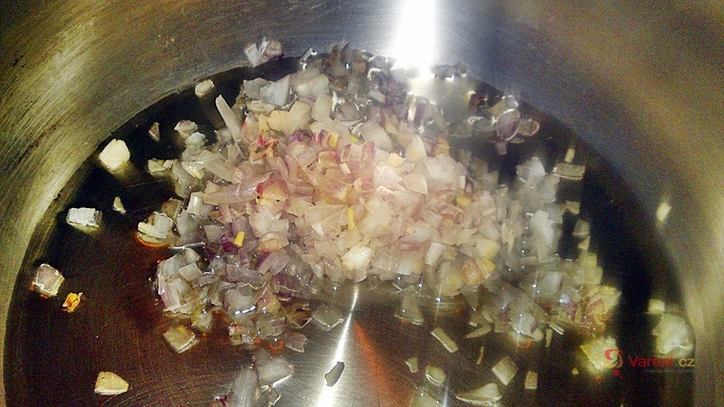 Slávky v pikantní rajčatovo-vínové omáčce - fotografie 3