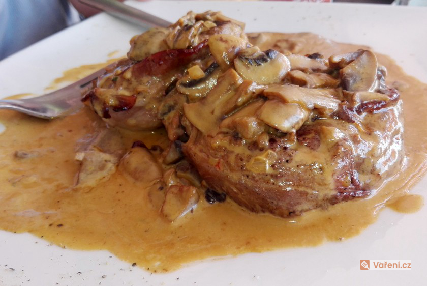 Vepřové kostky na žampionech a kmínu