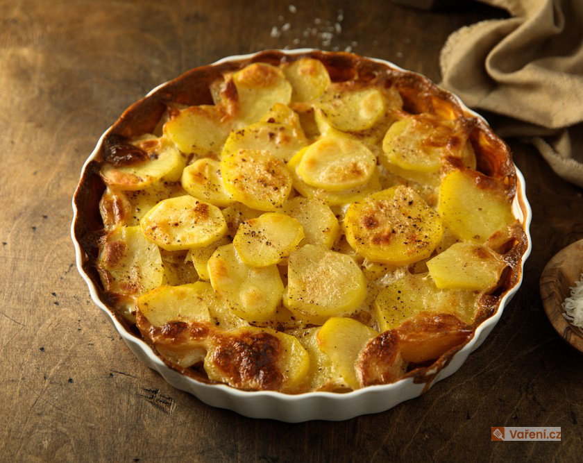 Zapečené brambory se smetanou a bůčkem