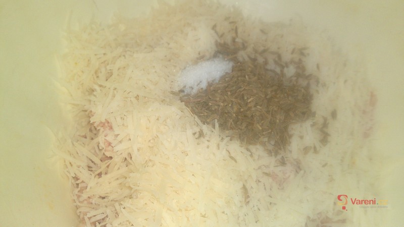 Jarní zeleninová polévka s knedlíčky z jehněčího masa se sýrem - fotografie 5