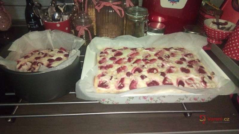 Rychlý koláč s tvarohem a jahodami - fotografie 4