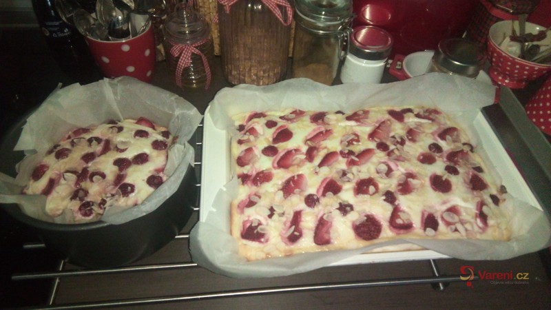 Rychlý koláč s tvarohem a jahodami - fotografie 3