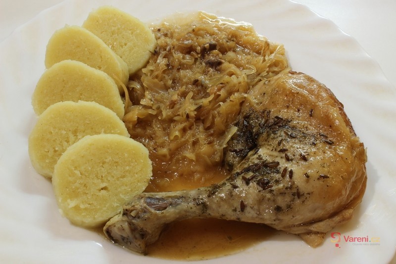 Kuřecí stehna na kysaném zelí v pomalém hrnci - fotografie 2