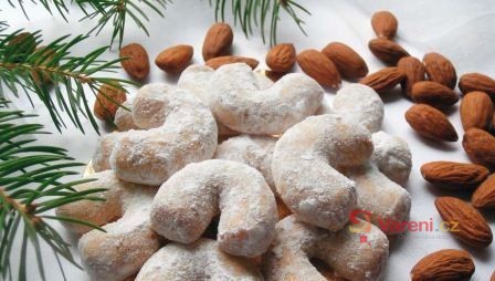 Sváteční mandlové rohlíčky - fotografie 2