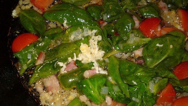 Tagliatelle se smrži, špenátem, rajčaty a parmazánem - fotografie 5