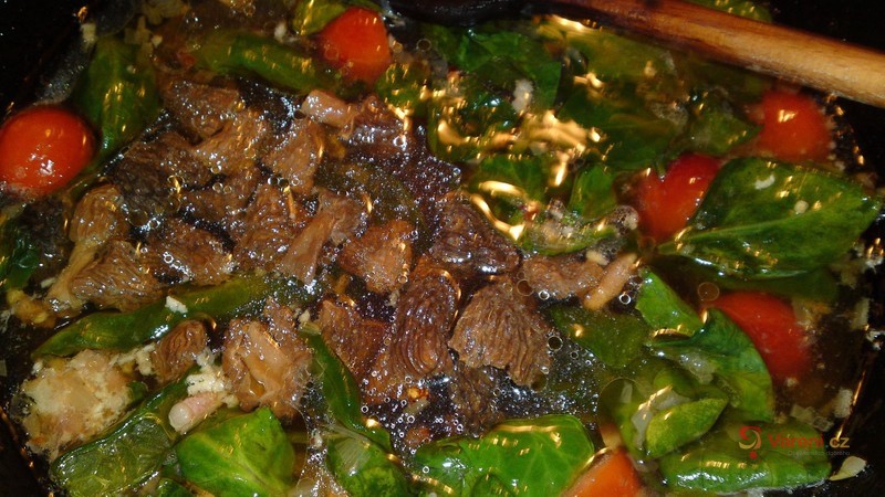 Tagliatelle se smrži, špenátem, rajčaty a parmazánem - fotografie 2