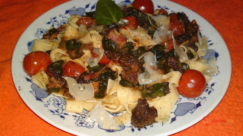 Tagliatelle se smrži, špenátem, rajčaty a parmazánem - fotografie 3