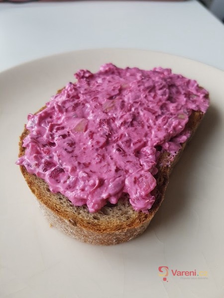 Pomazánka s červenou řepou a česnekem - fotografie 2