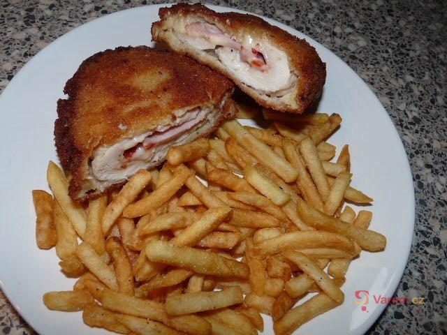 Plněný kuřecí řízek s debrecínkou a slaninou - fotografie 2