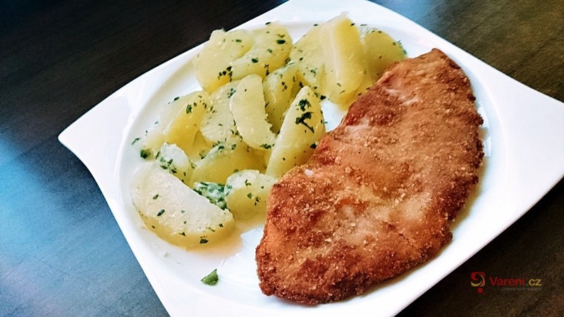 Smažený sírovec obyčejný s petrželovými brambory - fotografie 2