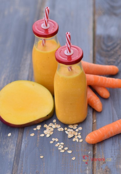 Mrkvové smoothie s jogurtem, mangem a banánem - fotografie 2