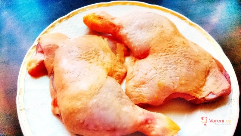 Pečená kuřecí stehna na víně a jarní zelenině - fotografie 5