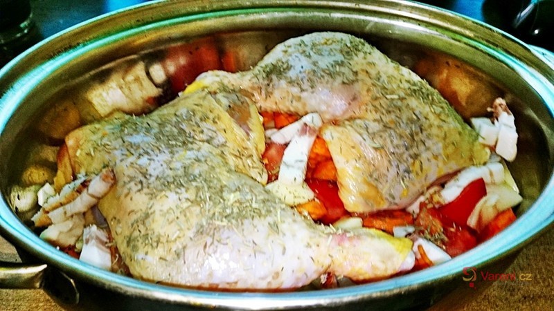 Pečená kuřecí stehna na víně a jarní zelenině - fotografie 4