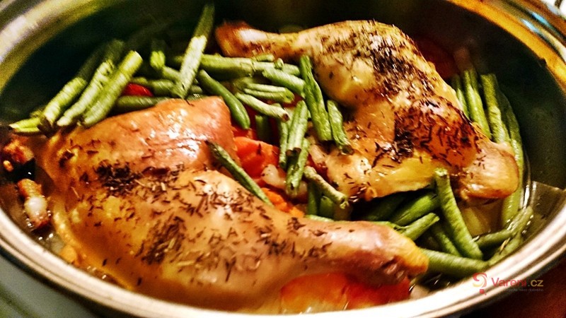 Pečená kuřecí stehna na víně a jarní zelenině - fotografie 3