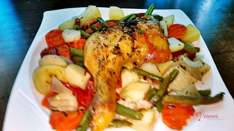 Pečená kuřecí stehna na víně a jarní zelenině - fotografie 2