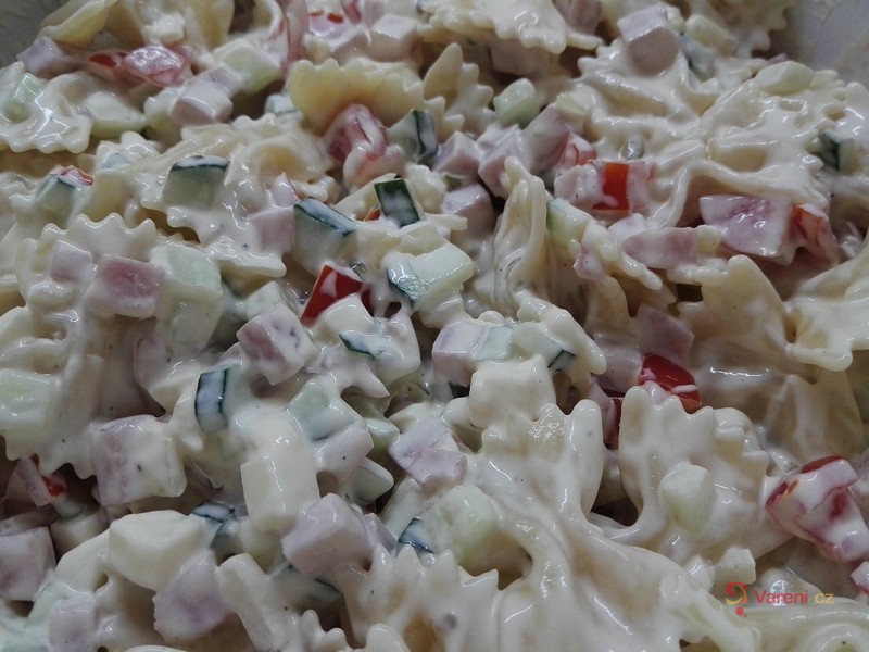 Těstovinový salát s vejcem, šunkovým salámem a zeleninou - fotografie 2