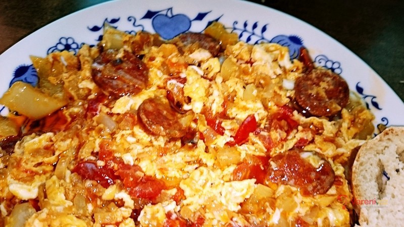 Maďarské lečo s čabajkou a vejci - fotografie 2