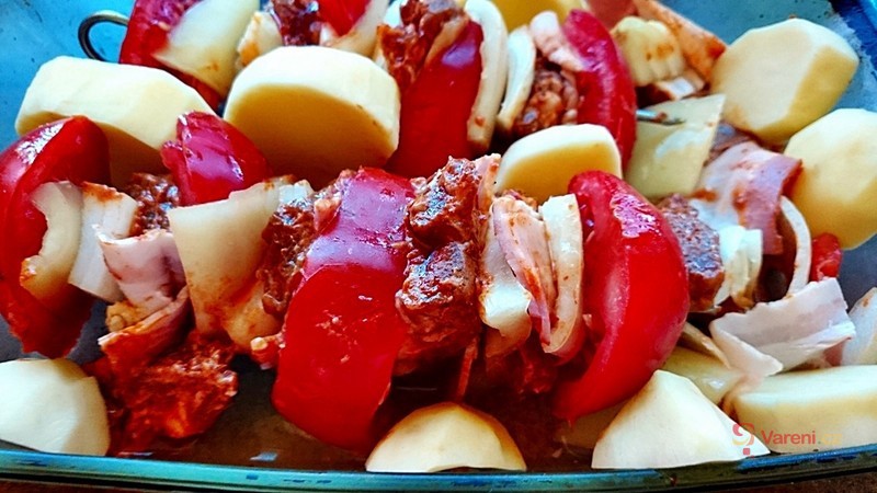 Pikantní ražniči v pekáči s novými brambory - fotografie 2