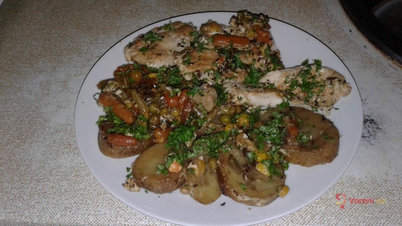 Kuřecí pečeně s brambory a brokolicí - fotografie 2