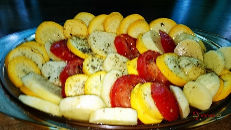 Překládaná žlutá cuketa s brambory a rajčaty - fotografie 2