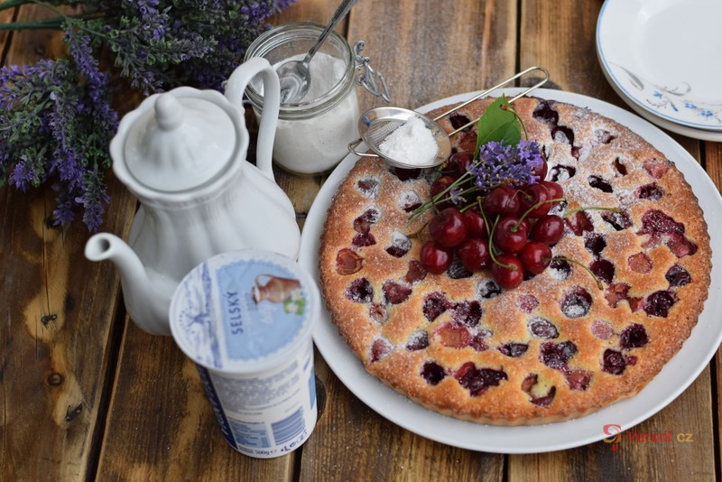 Jogurtový koláč s třešněmi a levandulí - fotografie 2