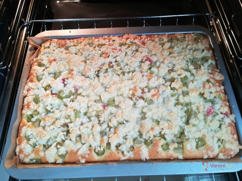 Rychlý rebarborový koláč s drobenkou - fotografie 3