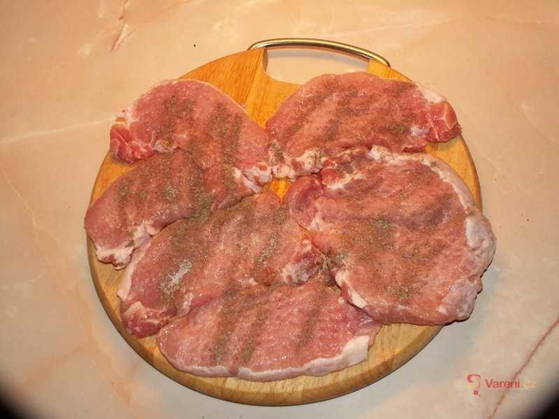 Zasněžená kotleta s broskví - fotografie 2