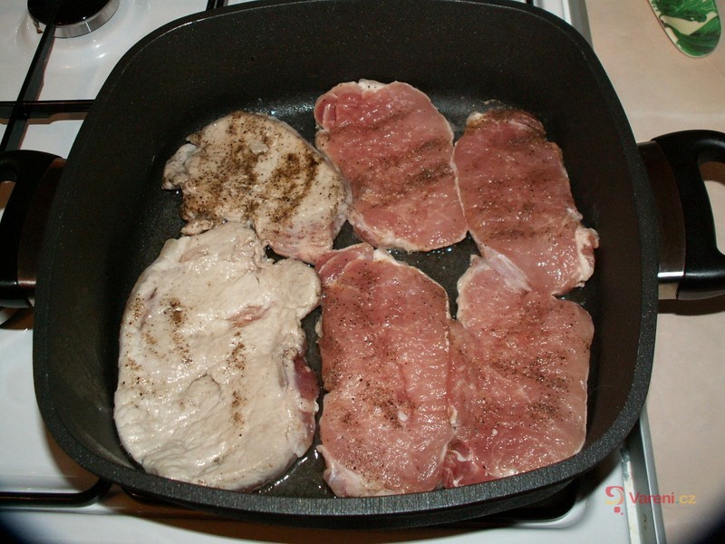 Zasněžená kotleta s broskví - fotografie 3