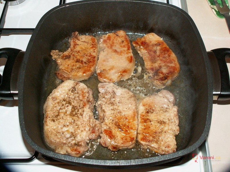 Zasněžená kotleta s broskví - fotografie 4