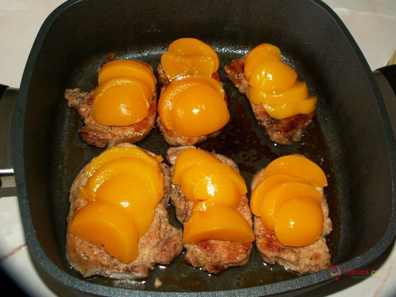 Zasněžená kotleta s broskví - fotografie 5