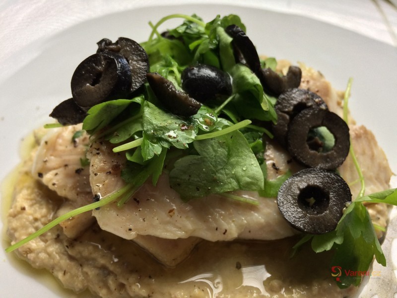 Pstruh s hummusem a černými olivami - fotografie 2