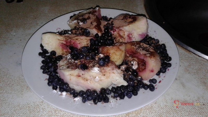 Bramborové knedlíky se švestkami - fotografie 2