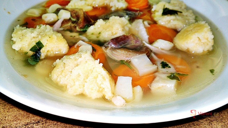 Polévka ze slepičích drobů z domácí slepice s krupicovými haluškami - fotografie 2