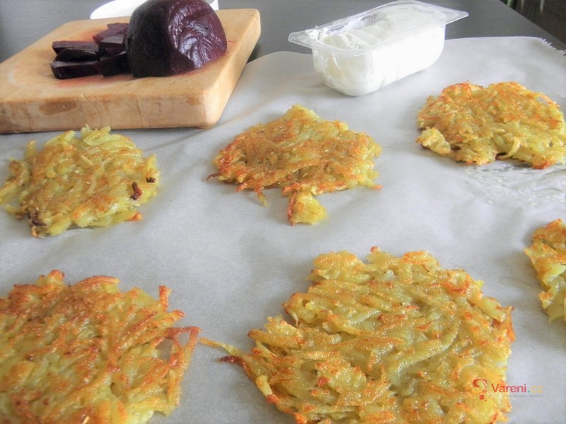 Pečené bramborové placky plněné řepou a kozím sýrem - fotografie 2