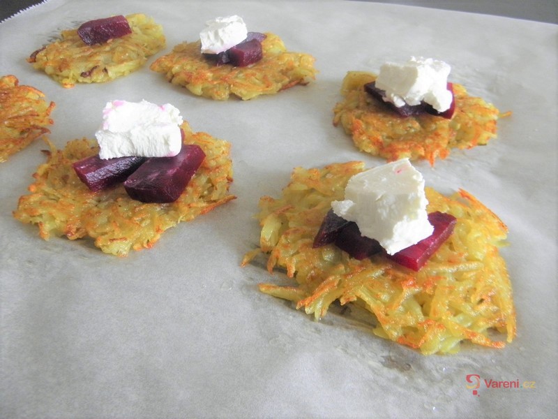 Pečené bramborové placky plněné řepou a kozím sýrem - fotografie 3