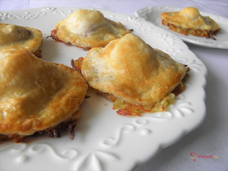 Pečené bramborové placky plněné řepou a kozím sýrem - fotografie 4
