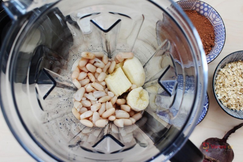 Lahodné brownies s červenou řepou a bílými fazolemi - fotografie 3