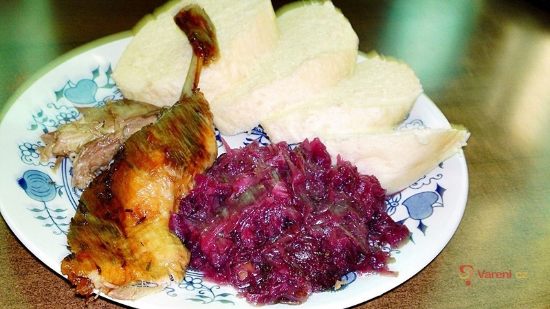 Vánoční kachna s karamelovým červeným zelím a domácím knedlíkem - fotografie 2