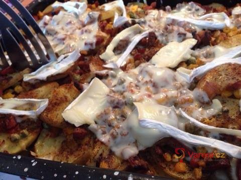 Zapečené brambory s lečem, vejcem, klobásou a sýrem - fotografie 2